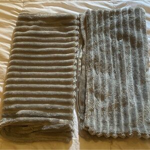 NWOT THROW PILLOWS COVER SET